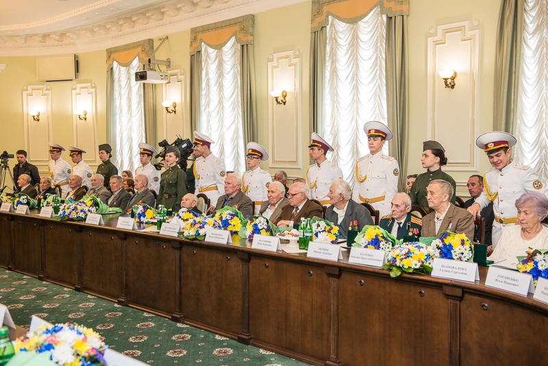 Геннадій Кернес нагородив харківських ветеранів