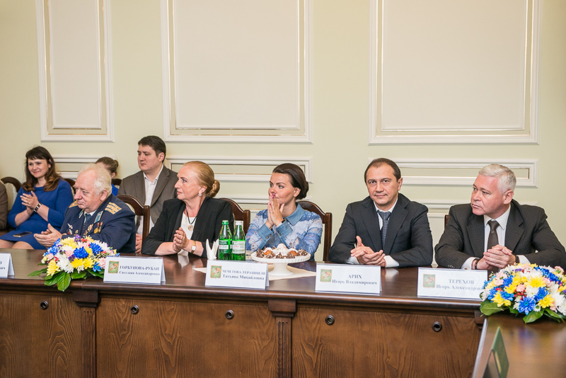 Геннадій Кернес нагородив харківських ветеранів