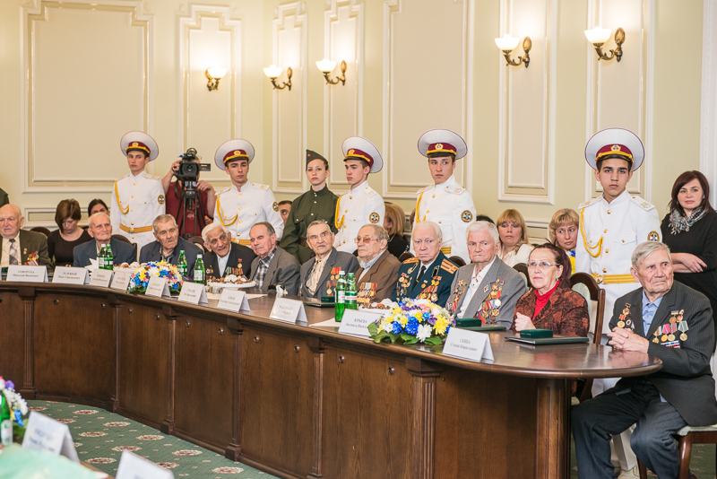 Геннадій Кернес нагородив харківських ветеранів