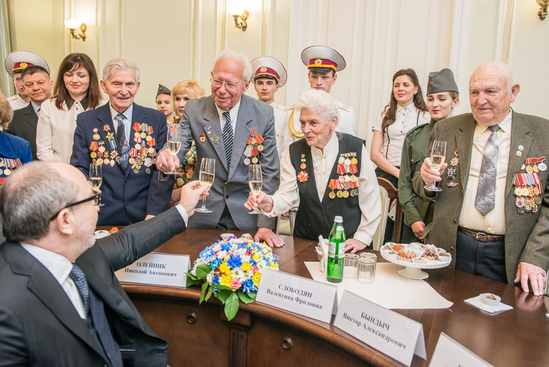 Геннадій Кернес нагородив харківських ветеранів