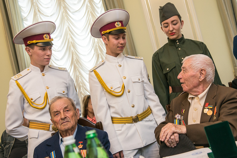 Геннадій Кернес нагородив харківських ветеранів