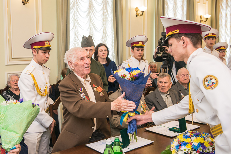 Геннадій Кернес нагородив харківських ветеранів