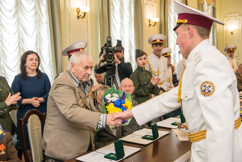 Геннадій Кернес нагородив харківських ветеранів