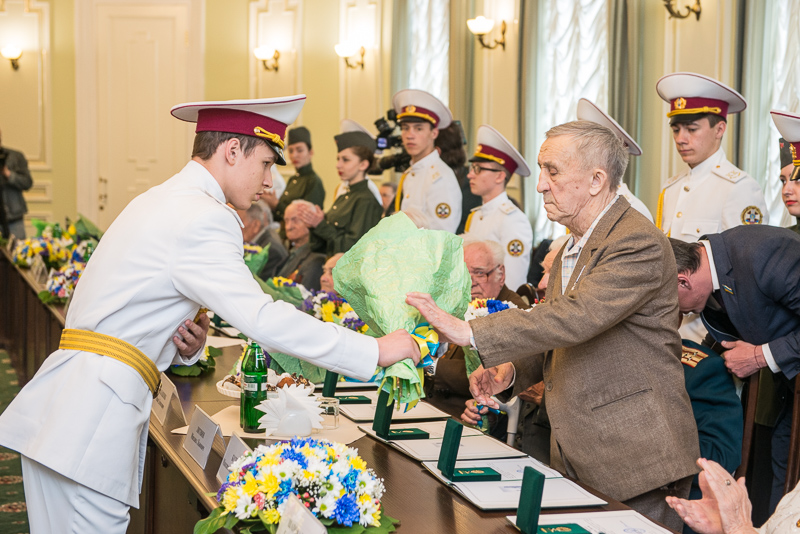 Геннадій Кернес нагородив харківських ветеранів