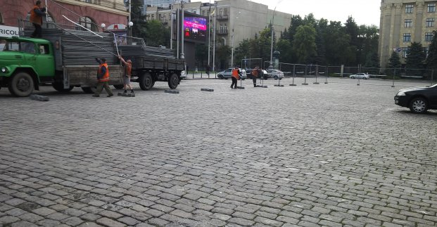 На площі Свободи починають монутвати фан-зону до «Євро-2016»