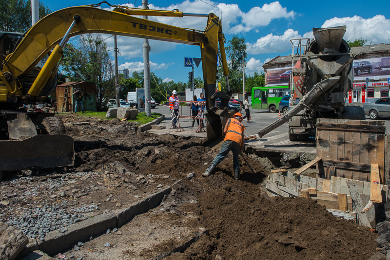 На вулиці Клочківській будують нову систему зливової каналізації