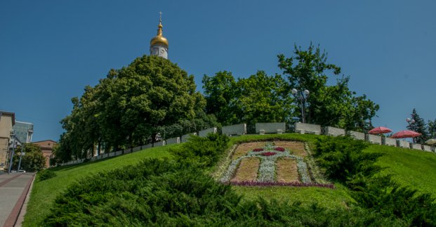 У Харкові з'явилася клумба у вигляді Дзеркального струменя