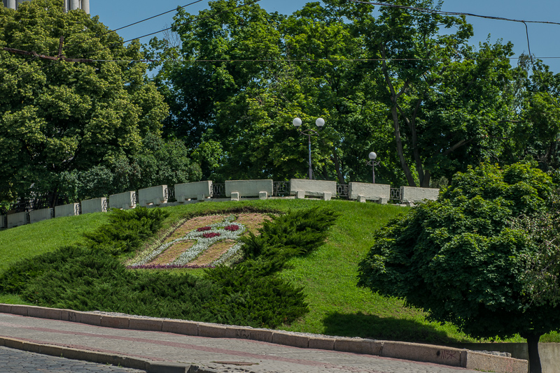 У Харкові з'явилася клумба у вигляді Дзеркального струменя