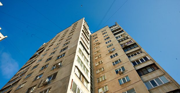 У Новобаварському районі ремонтують вимощення будинків