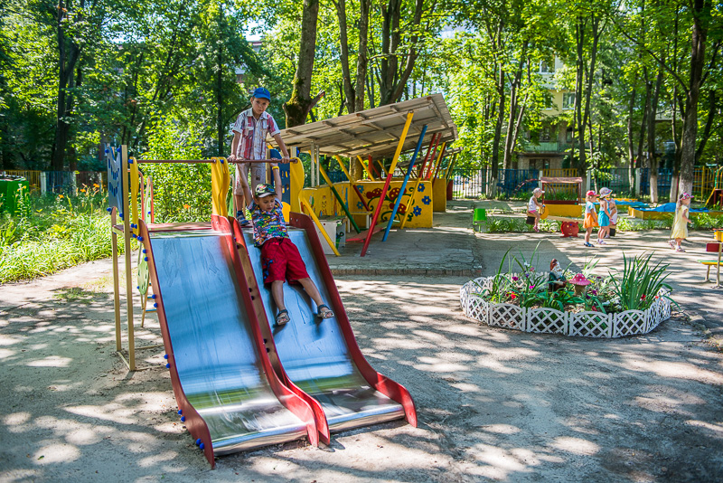 У всіх харківських дитсадках встановлять нові ігрові майданчики