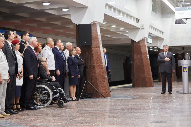 Президент Порошенко оглянув нову станцію метро «Перемога»