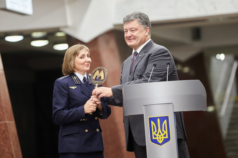 Президент Порошенко оглянув нову станцію метро «Перемога»