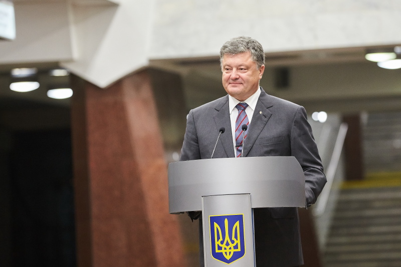 Президент Порошенко оглянув нову станцію метро «Перемога»