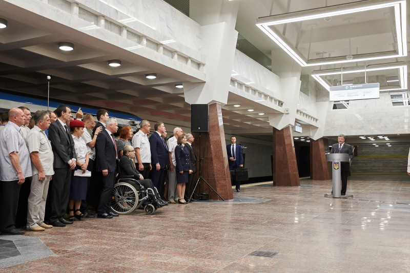 Президент Порошенко оглянув нову станцію метро «Перемога»