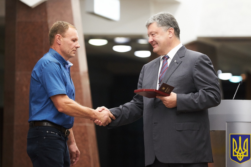 Президент Порошенко оглянув нову станцію метро «Перемога»