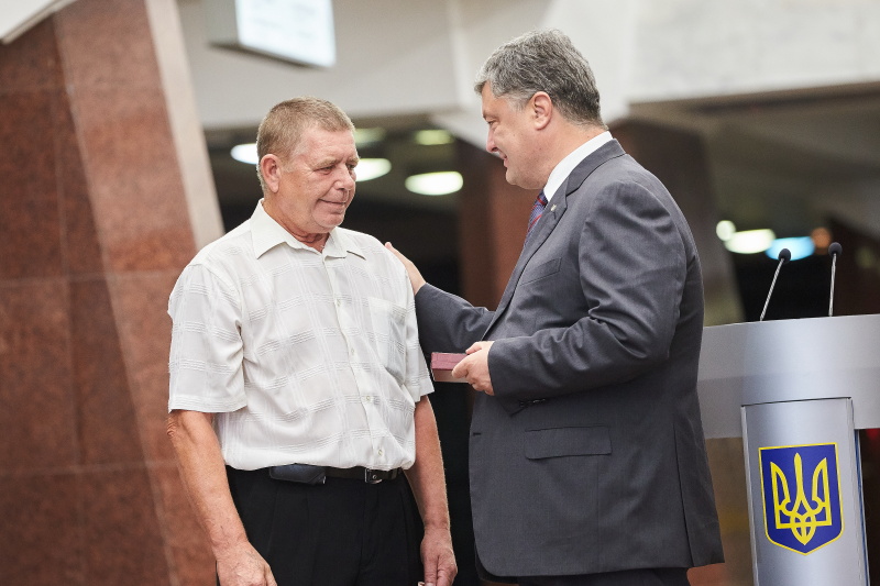 Президент Порошенко оглянув нову станцію метро «Перемога»
