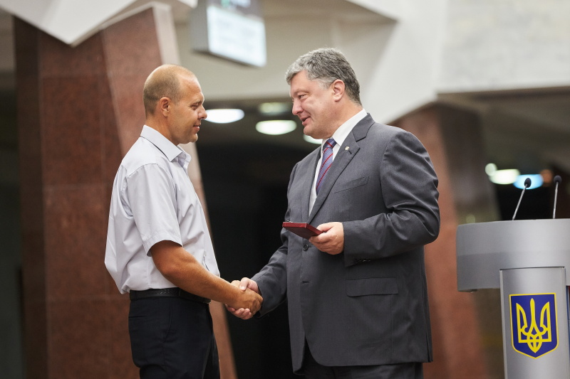 Президент Порошенко оглянув нову станцію метро «Перемога»