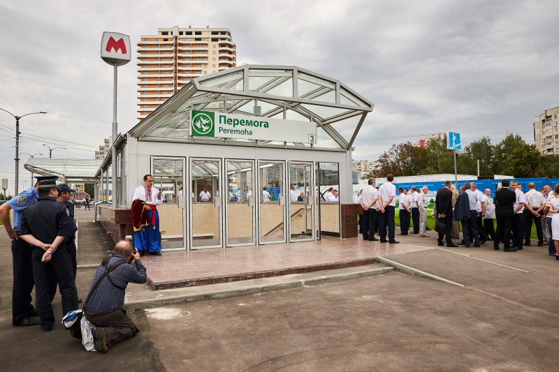 Президент Порошенко оглянув нову станцію метро «Перемога»
