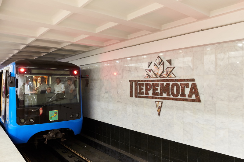 Президент Порошенко оглянув нову станцію метро «Перемога»