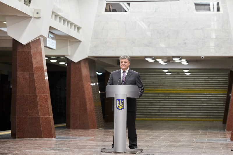 Президент Порошенко оглянув нову станцію метро «Перемога»