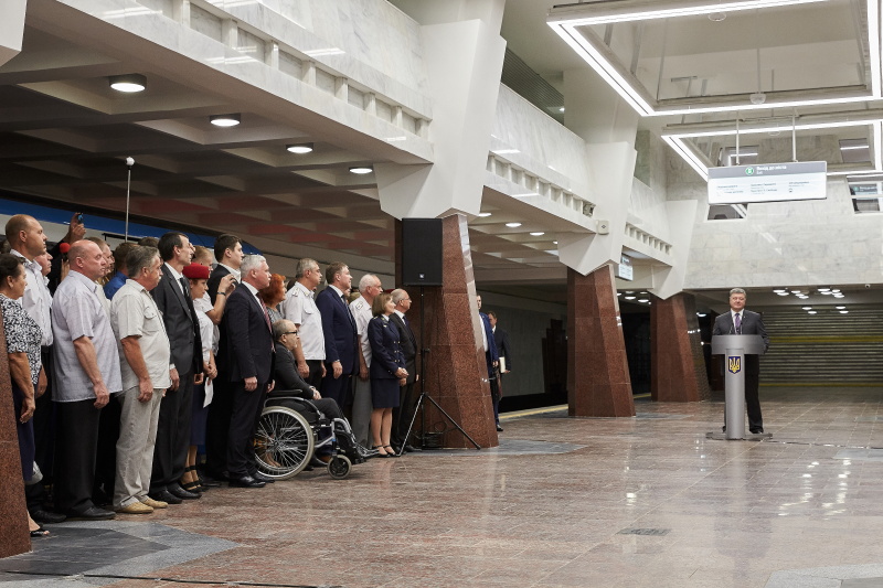Президент Порошенко оглянув нову станцію метро «Перемога»