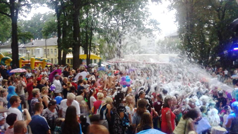 У Новобаварському районі пройшли масові гуляння