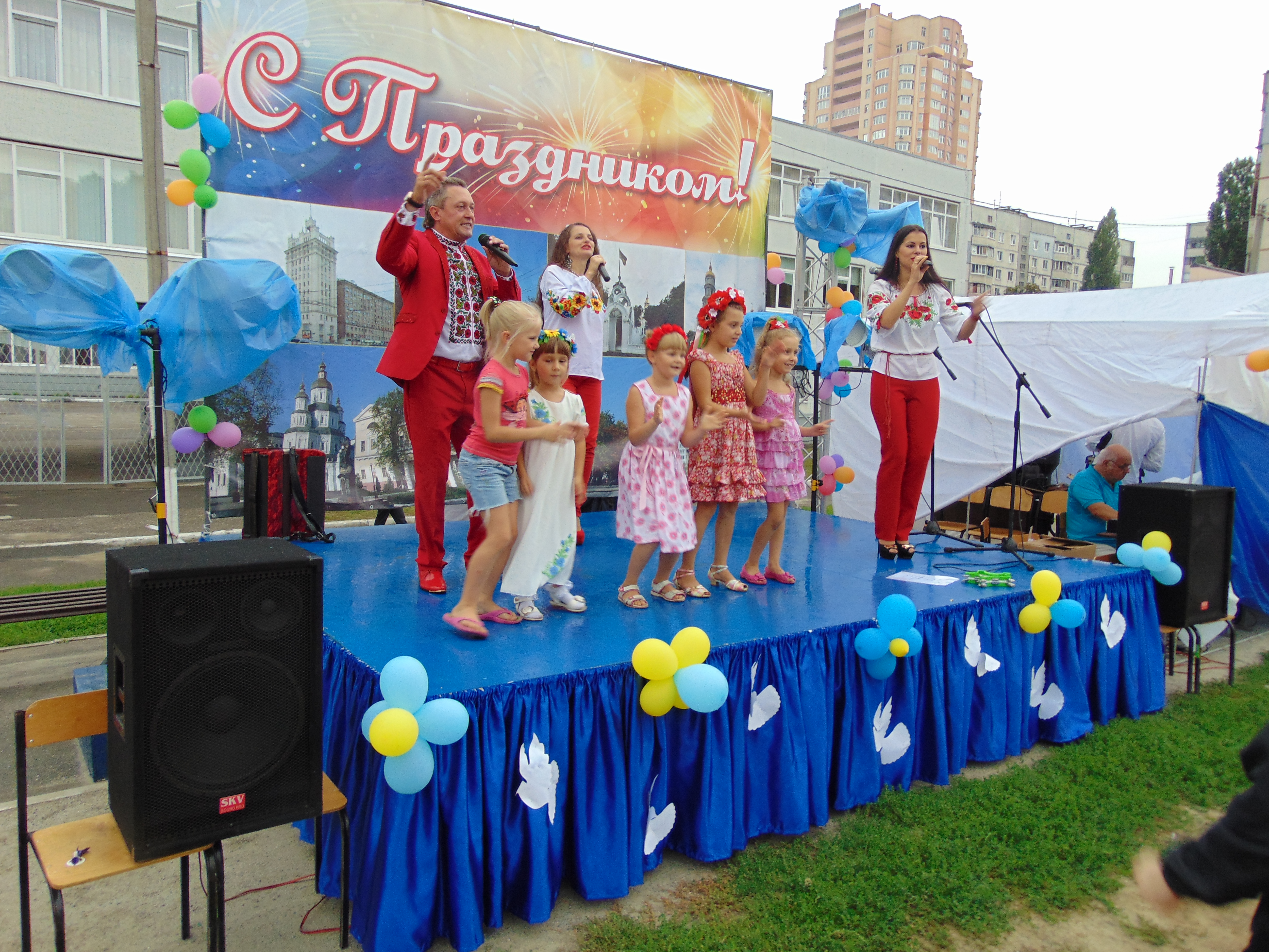 У Новобаварському районі пройшли масові гуляння