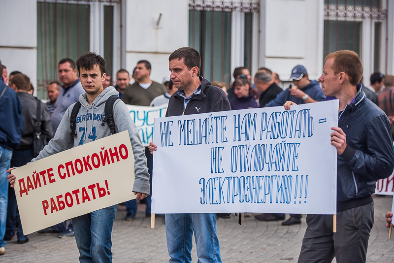 Працівники комунальних підприємств заблокували адмінбудівлю «Харківобленерго»