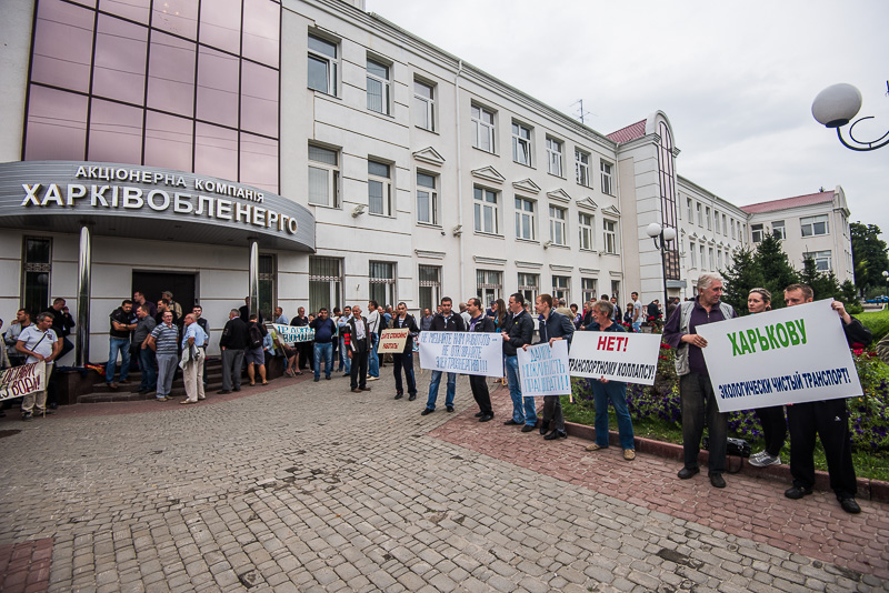 Працівники комунальних підприємств заблокували адмінбудівлю «Харківобленерго»