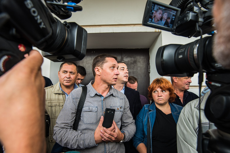 Працівники комунальних підприємств заблокували адмінбудівлю «Харківобленерго»