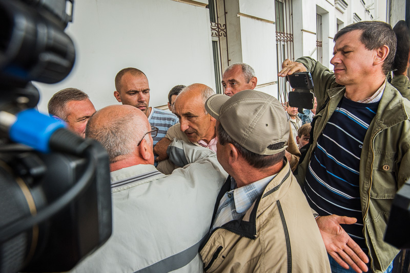 Працівники комунальних підприємств заблокували адмінбудівлю «Харківобленерго»