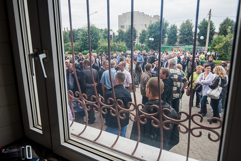 Працівники комунальних підприємств заблокували адмінбудівлю «Харківобленерго»