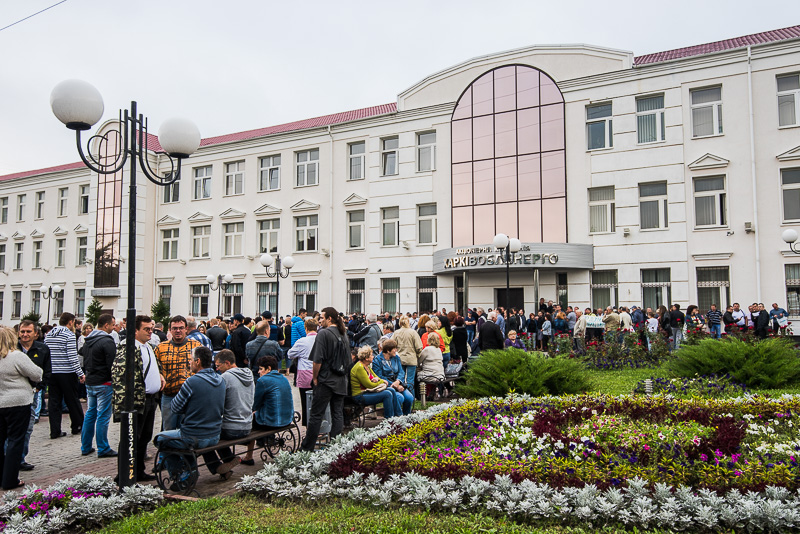 Працівники комунальних підприємств заблокували адмінбудівлю «Харківобленерго»