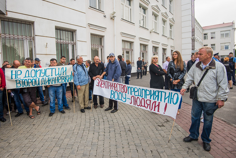 Працівники комунальних підприємств заблокували адмінбудівлю «Харківобленерго»