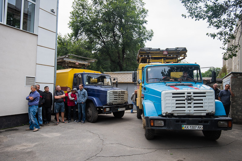 Працівники комунальних підприємств заблокували адмінбудівлю «Харківобленерго»