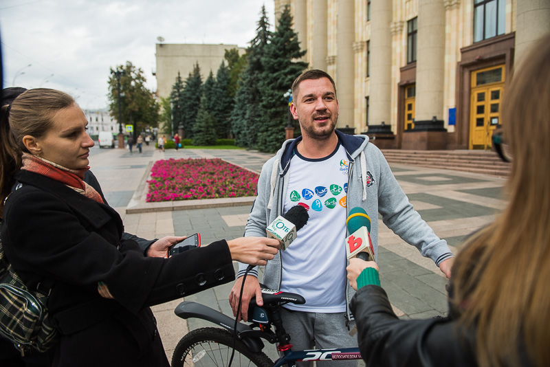 День без авто: місцеві чиновники і депутати приїхали на роботу на велосипеді