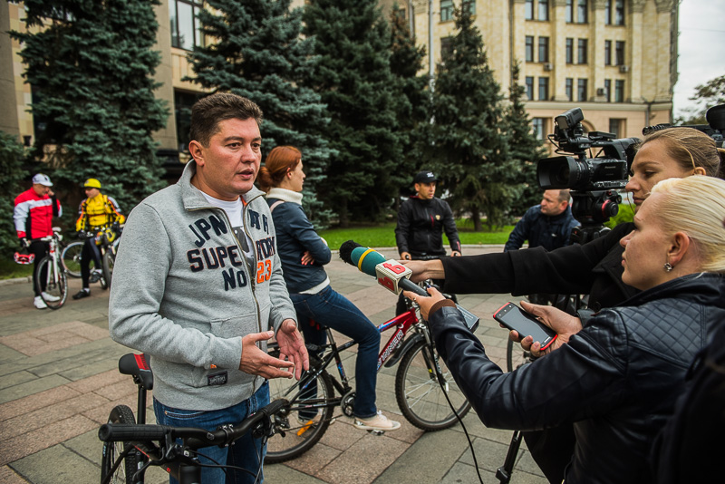 День без авто: місцеві чиновники і депутати приїхали на роботу на велосипеді
