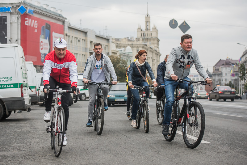 День без авто: місцеві чиновники і депутати приїхали на роботу на велосипеді