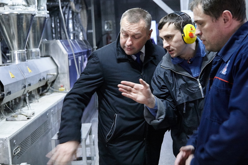 Депутатам міської ради показали нове обладнання заводу «Південкабель»