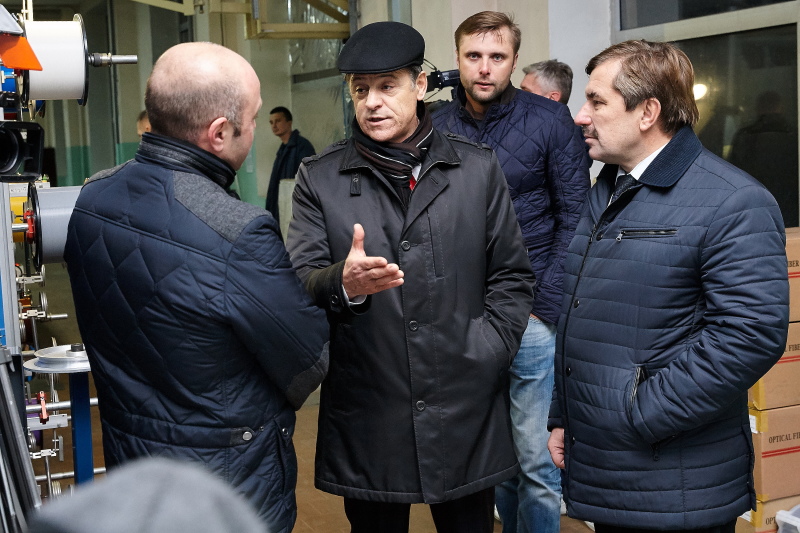 Депутатам міської ради показали нове обладнання заводу «Південкабель»