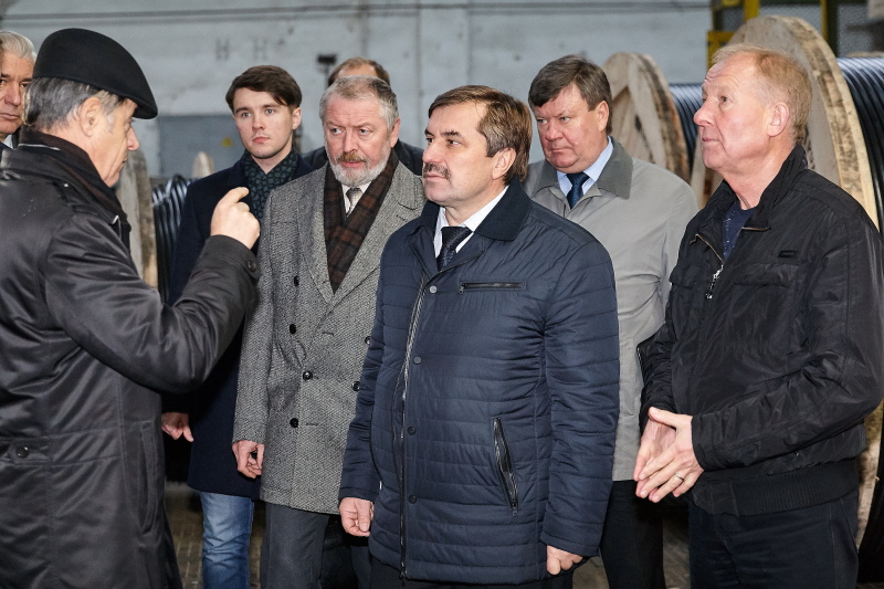 Депутатам міської ради показали нове обладнання заводу «Південкабель»