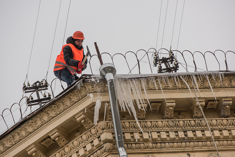 У Харкові понад 200 робочих очищають дахи від бурульок
