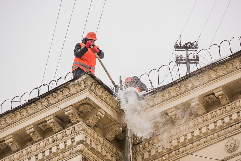 У Харкові понад 200 робочих очищають дахи від бурульок