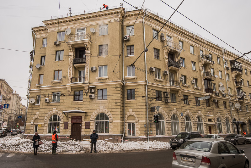 У Харкові понад 200 робочих очищають дахи від бурульок