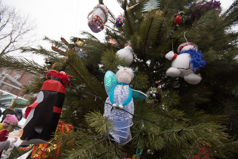 У Холодногірському районі відкрили новорічну ялинку