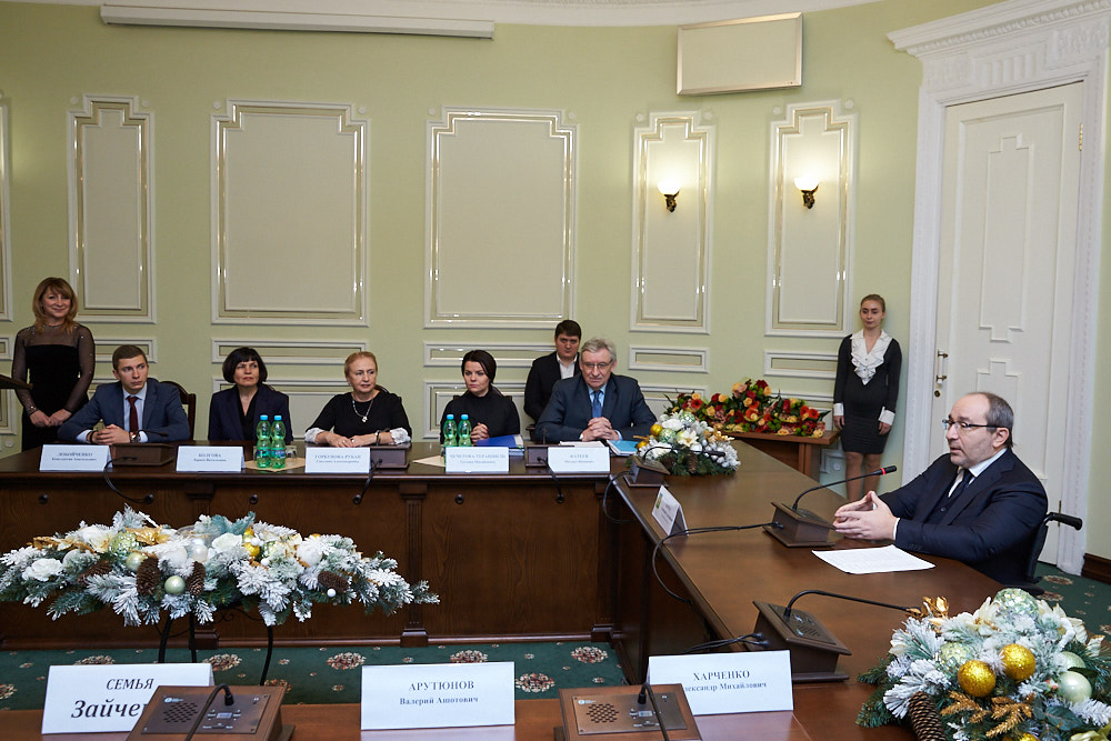 Геннадій Кернес: 67 дітей з багатодітних сімей отримали нову домівку