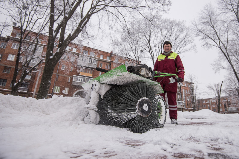 На вулицях Харкова працює нова снігоприбиральна техніка