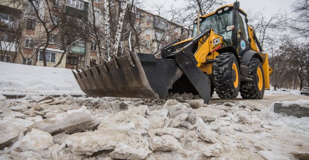 Бригади «Харківводоканалу» прибирають кригу біля житлових будинків