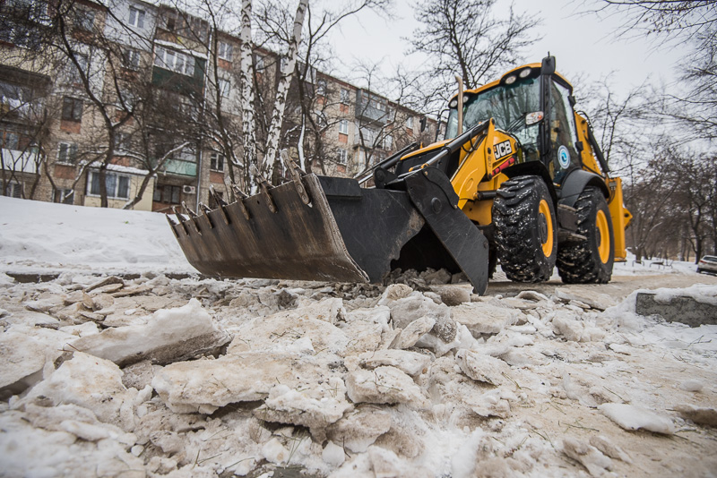 Бригади «Харківводоканалу» прибирають кригу біля житлових будинків