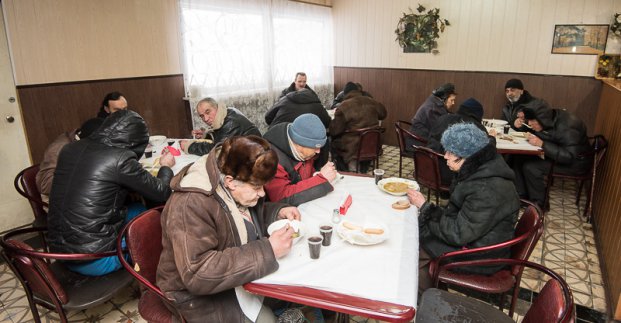 У харківській їдальні біля Південного вокзалу бездомних годують гарячими сніданками